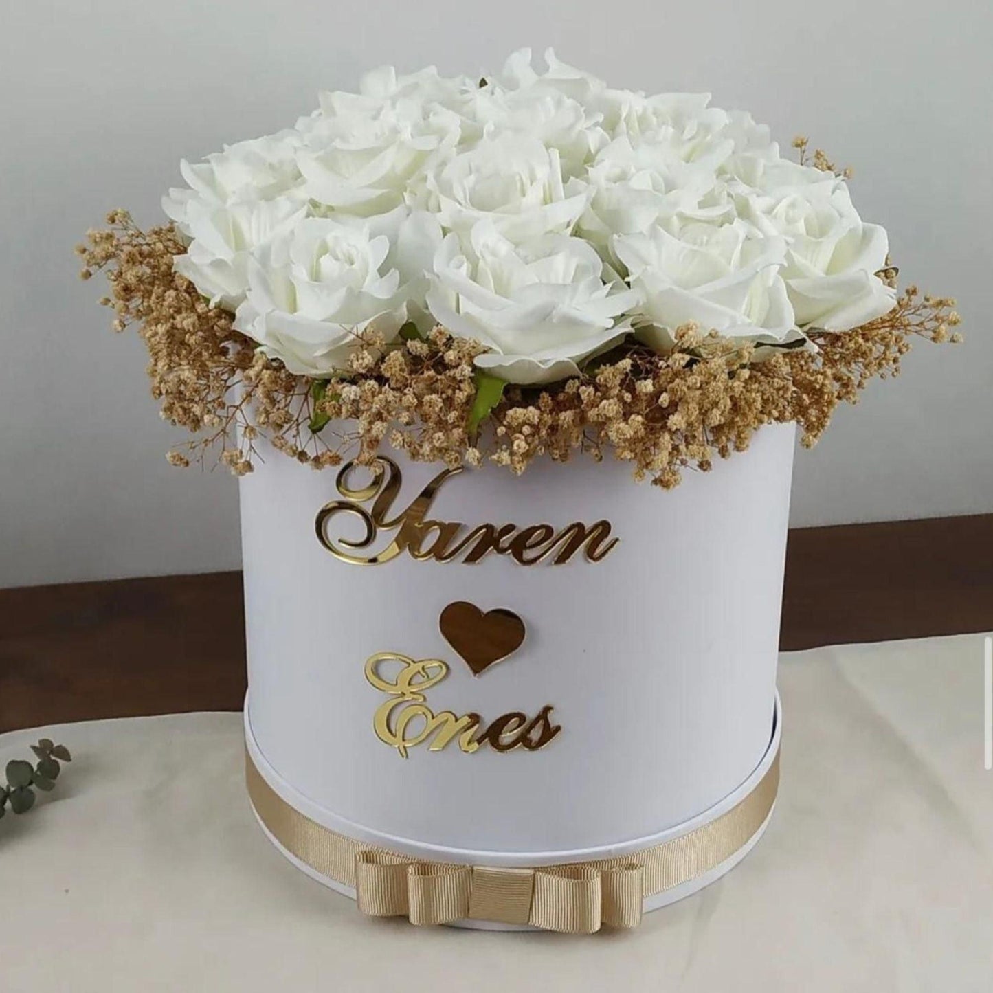 Personalisierter Blumenstrauß im weißen Eimer