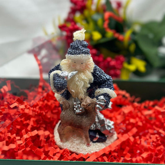 Weihnachtsmann-Figur auf rotem Geschenk