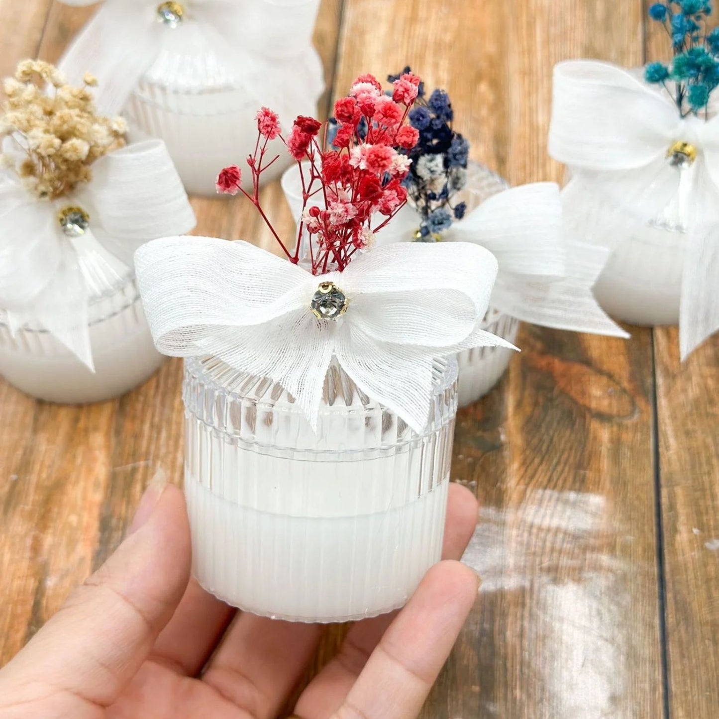 Weißer Vogelkäfig mit getrockneten Blumen