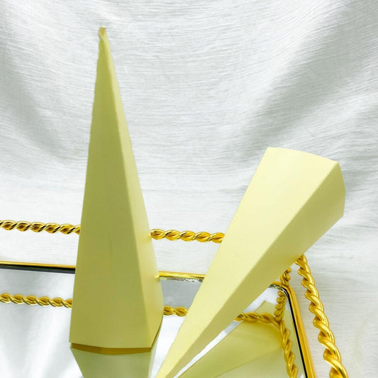 Gelbe Pyramiden-Geschenkbox mit Goldornament