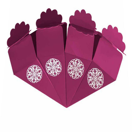 Magentafarbene Herz-Geschenkbox mit Ornament