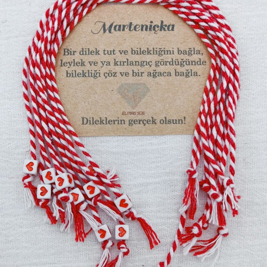 Traditionelles Handband mit roten und weißen Schnüren