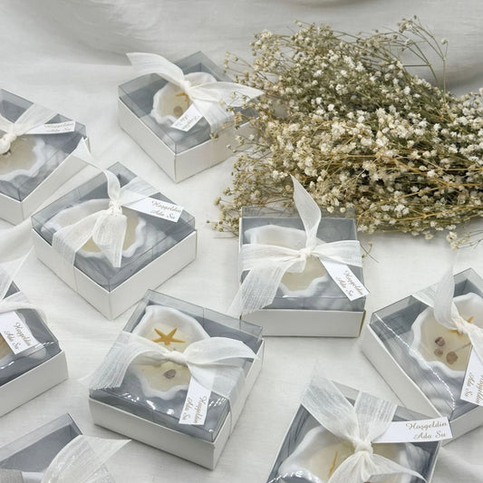 Elegante Geschenkboxen mit Schleifen und Blumen