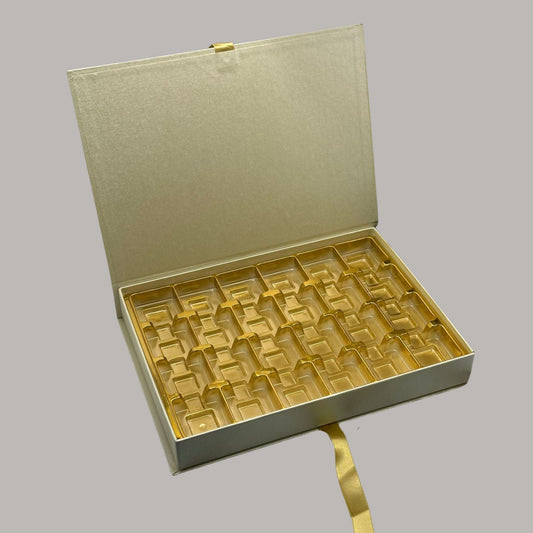 Elegante goldene Box mit Pralinenschachtel