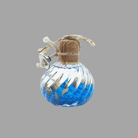 Dekorative Glasflasche mit blauem Inhalt