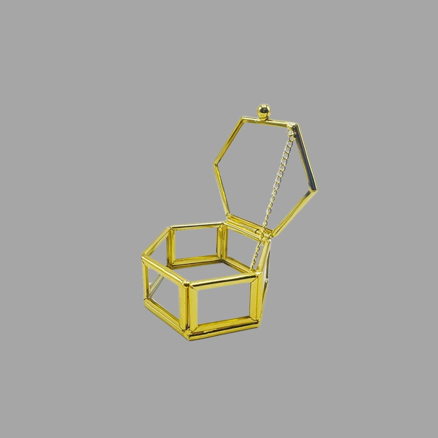 Goldene Schmuckbox im geometrischen Design