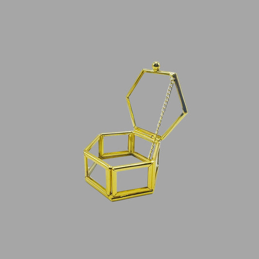 Goldene Schmuckbox im geometrischen Design