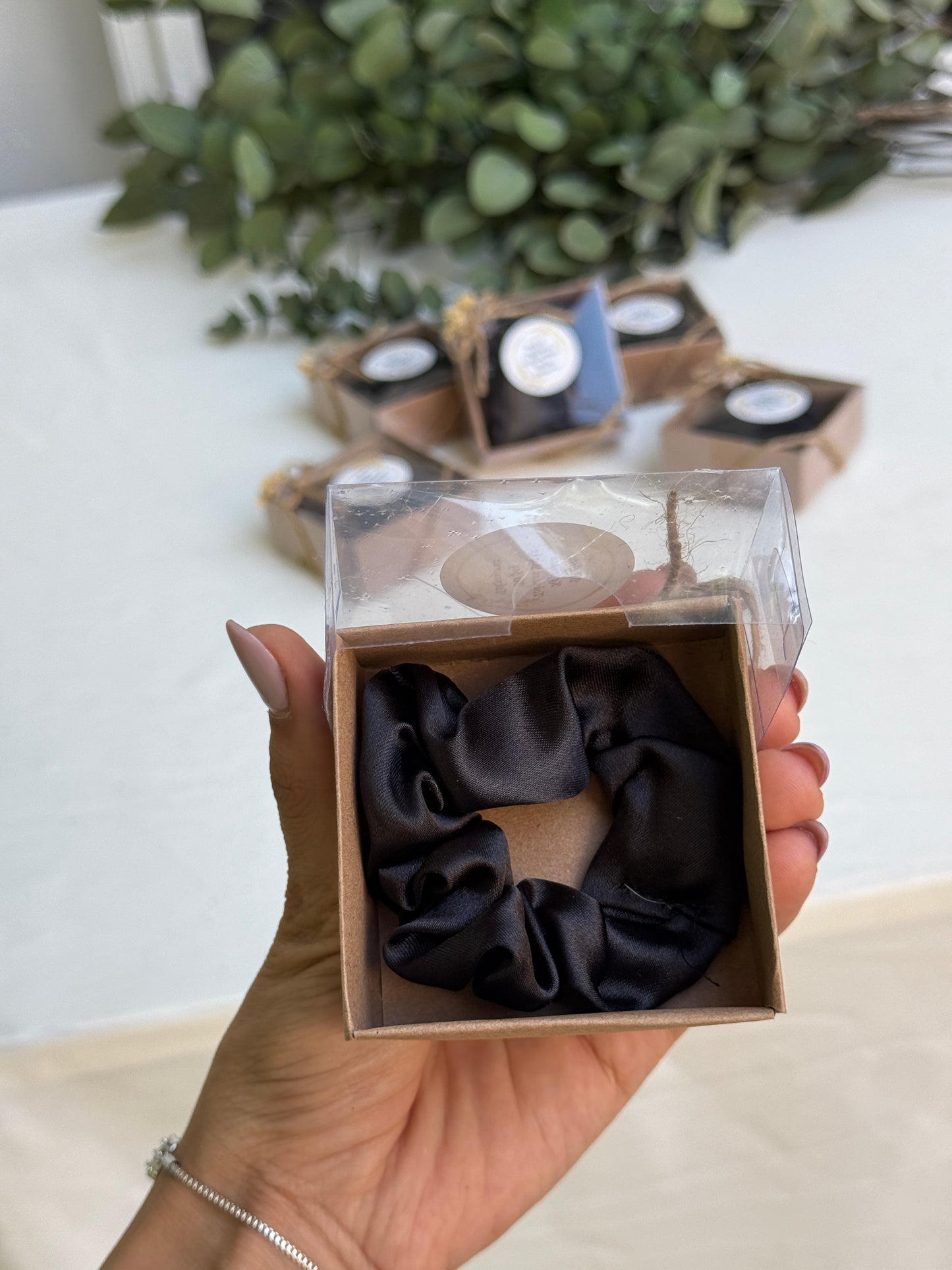 Gastgeschenk Set Haargummi Schwarz in Kraftbox (für 50 Gäste)