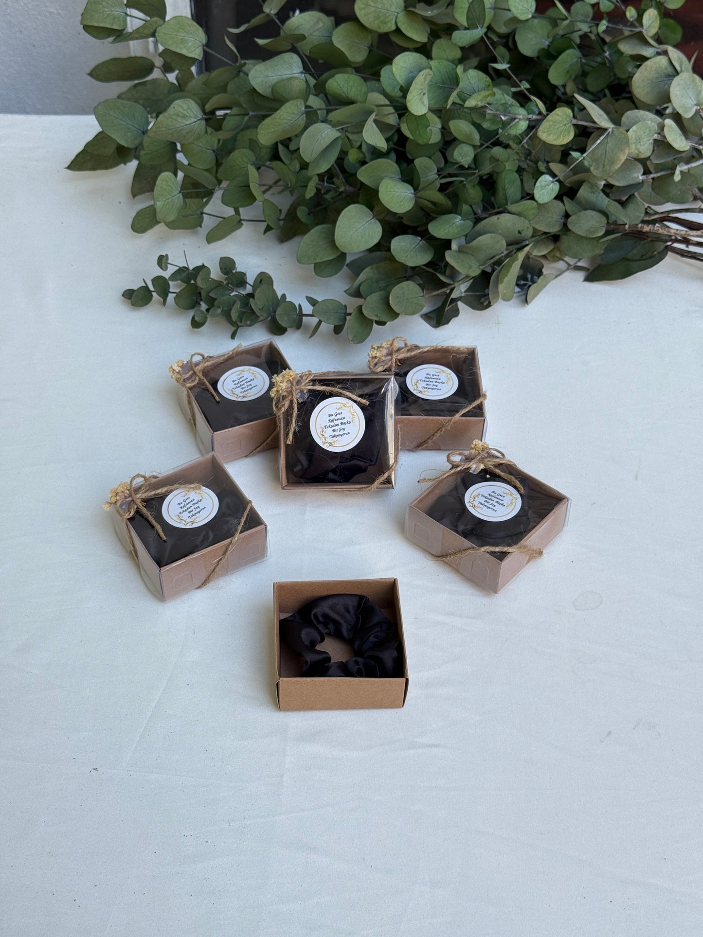 Gastgeschenk Set Haargummi Schwarz in Kraftbox (für 50 Gäste)