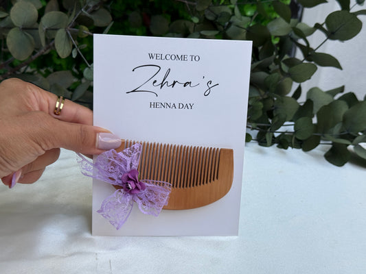 Gastgeschenk Set Holzkamm mit lila Spitzenband (für 50 Gäste)