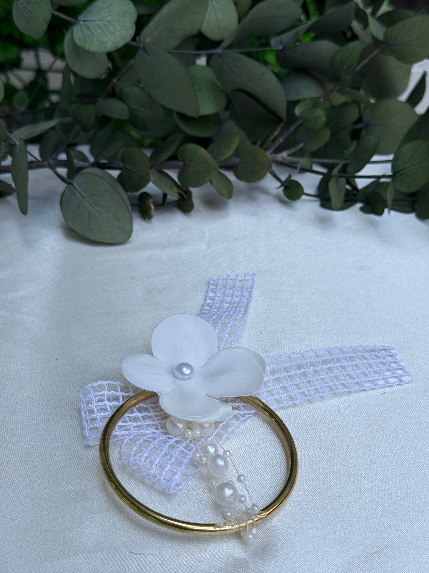 Gastgeschenk Set mit goldfarbenem Armreif, Perlen & Blüte (für 50 Gäste)